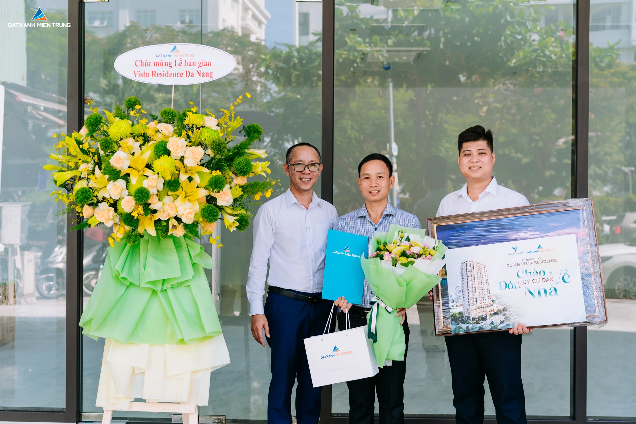 Tân cư dân phấn khởi nhận bàn giao căn hộ và những phần quà chúc mừng trong ngày về nhà