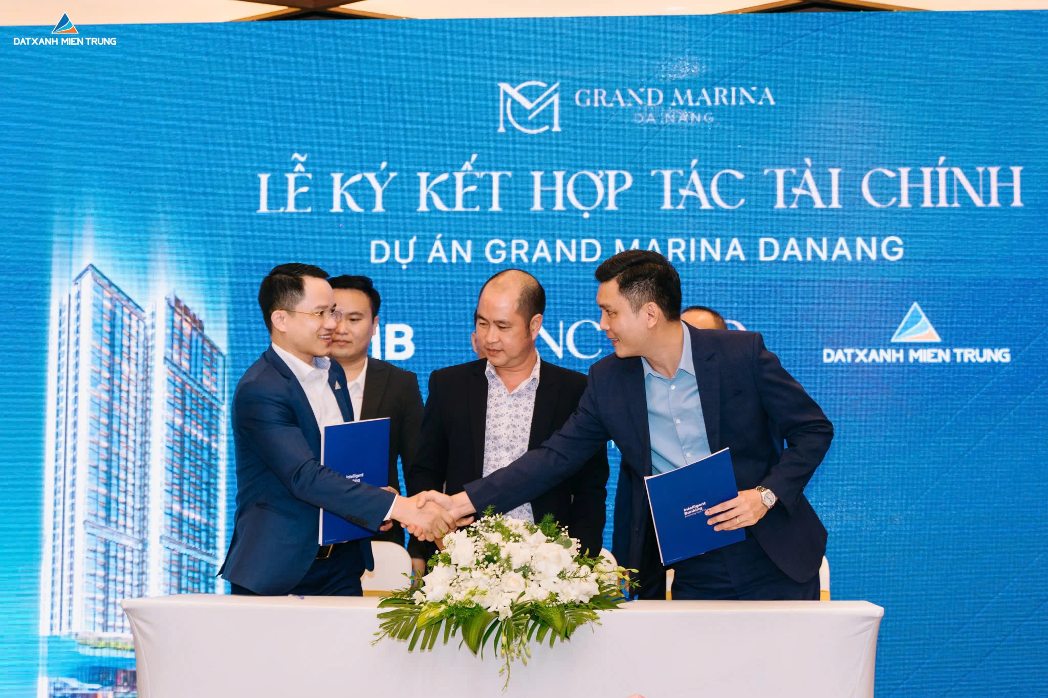 Công ty CP BNC Land và Đất Xanh Miền Trung thực hiện nghi thức ký kết hợp tác